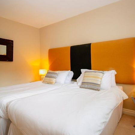 Turnberry Apartments Habitación foto